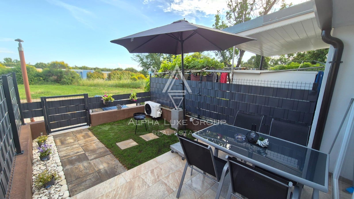 Istra, Novigrad – moderno prenovljeno stanovanje v pritličju z vrtom, 400 m od morja