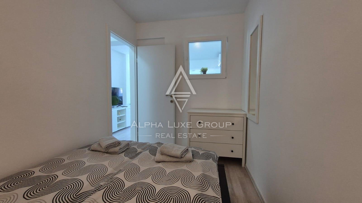 Istra, Novigrad – moderno prenovljeno stanovanje v pritličju z vrtom, 400 m od morja