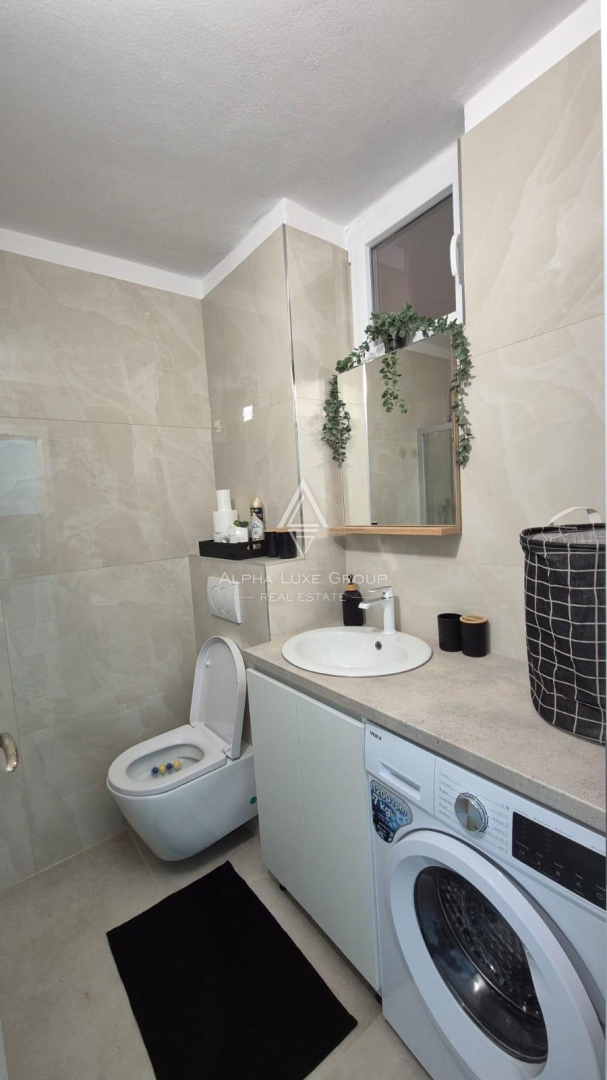 Istra, Novigrad – moderno prenovljeno stanovanje v pritličju z vrtom, 400 m od morja