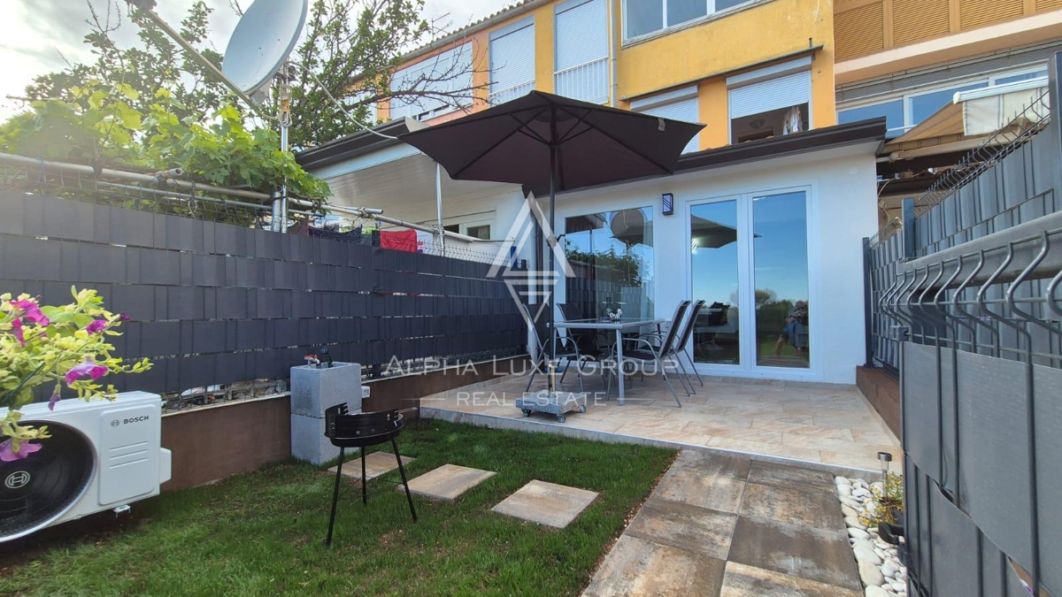 Istra, Novigrad – moderno prenovljeno stanovanje v pritličju z vrtom, 400 m od morja