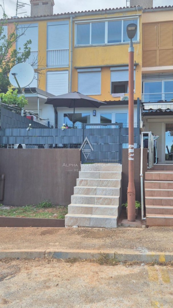 Istra, Novigrad – moderno prenovljeno stanovanje v pritličju z vrtom, 400 m od morja