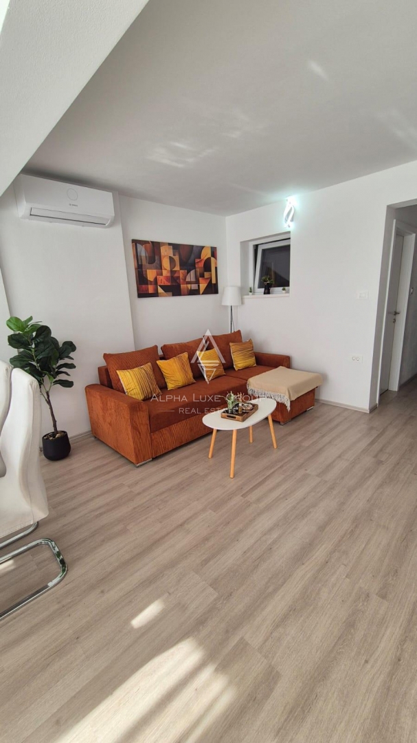 Istra, Novigrad – moderno prenovljeno stanovanje v pritličju z vrtom, 400 m od morja