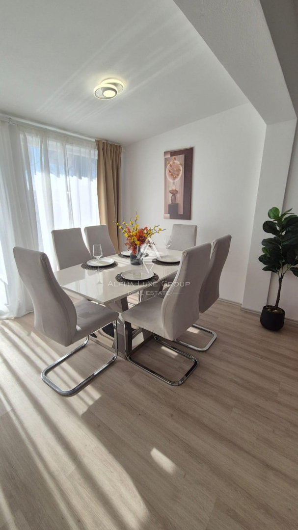 Istra, Novigrad – moderno prenovljeno stanovanje v pritličju z vrtom, 400 m od morja