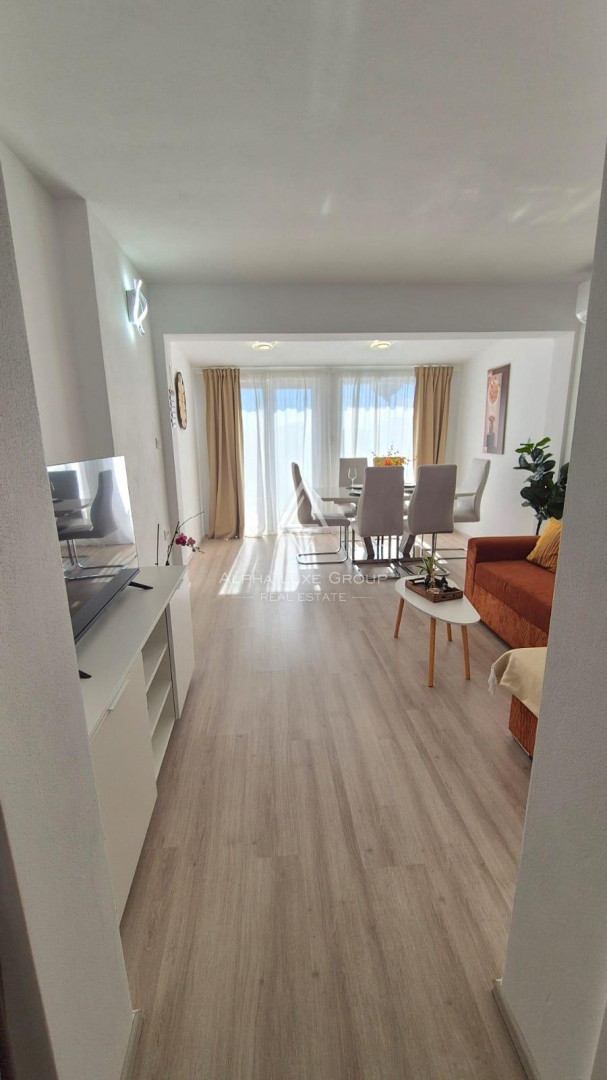 Istra, Novigrad – moderno prenovljeno stanovanje v pritličju z vrtom, 400 m od morja