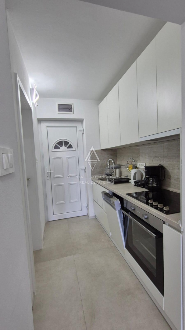 Istra, Novigrad – moderno prenovljeno stanovanje v pritličju z vrtom, 400 m od morja