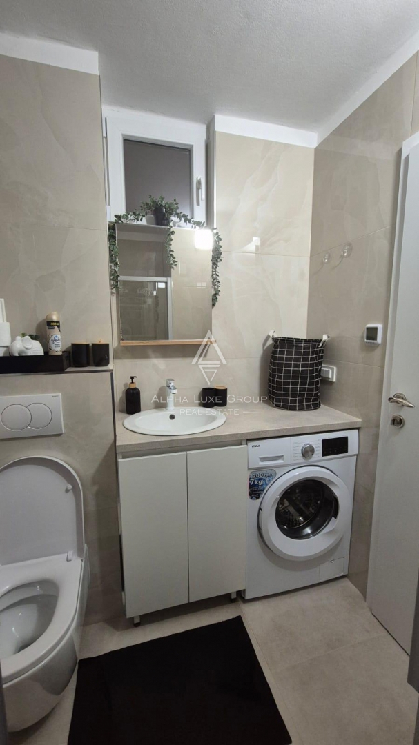 Istra, Novigrad – moderno prenovljeno stanovanje v pritličju z vrtom, 400 m od morja