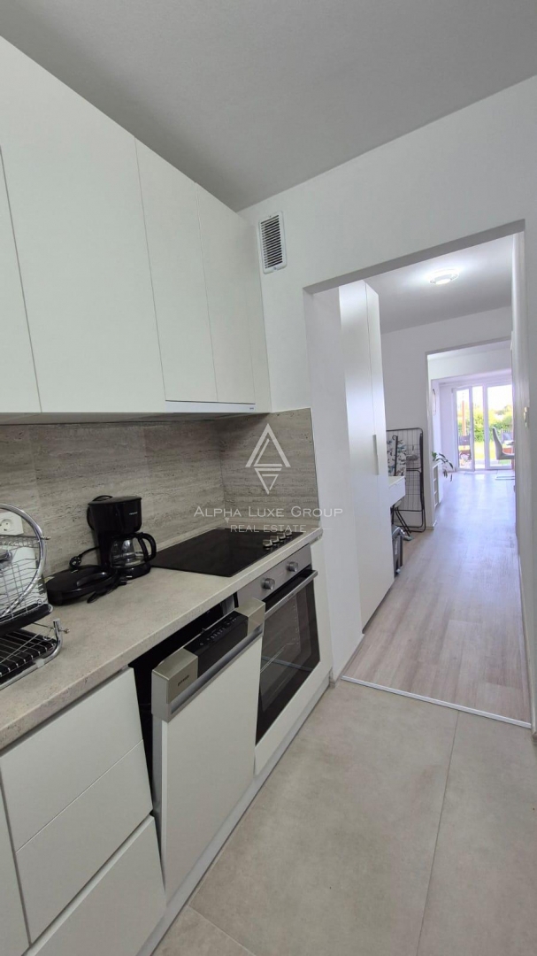 Istra, Novigrad – moderno prenovljeno stanovanje v pritličju z vrtom, 400 m od morja