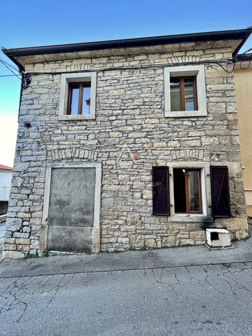Istra, Žminj – Prenovljena vrstna hiša na odlični lokaciji naprodaj