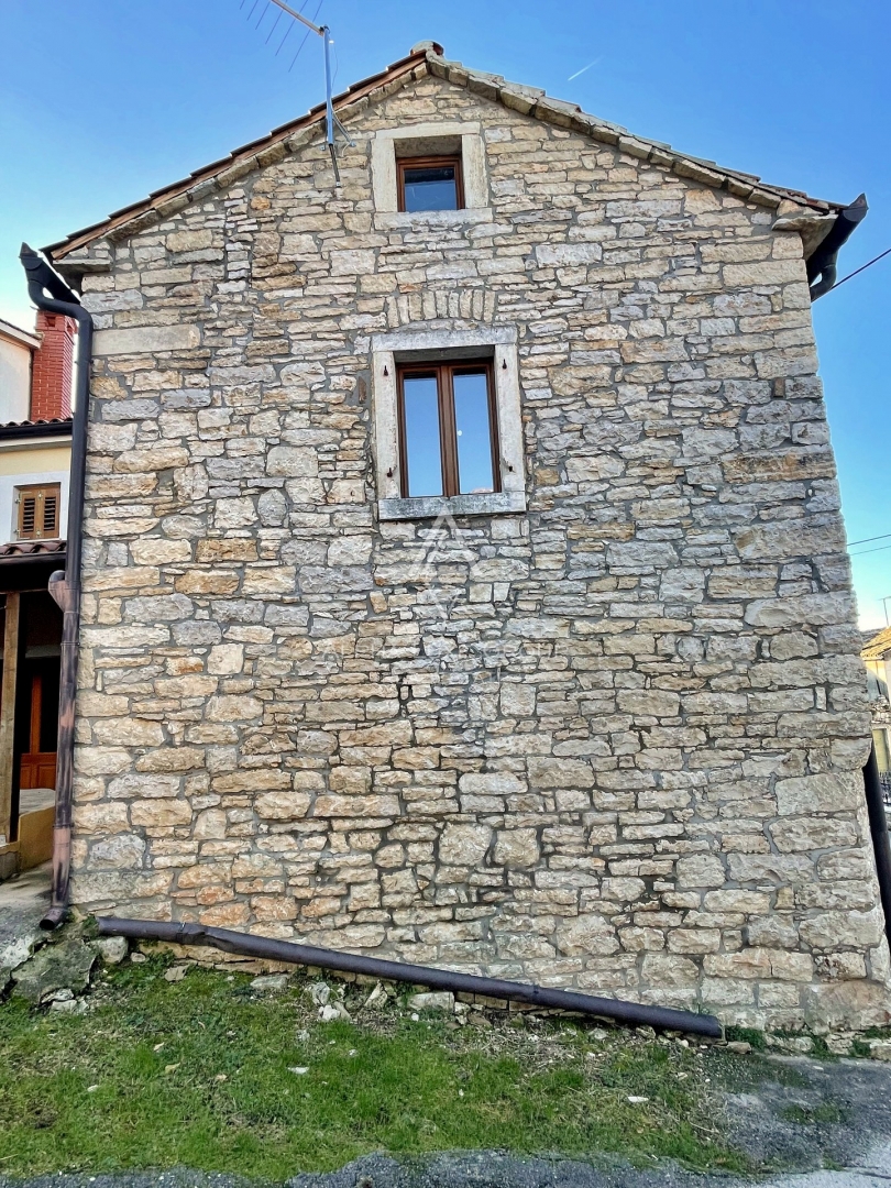 Istra, Žminj – Prenovljena vrstna hiša na odlični lokaciji naprodaj
