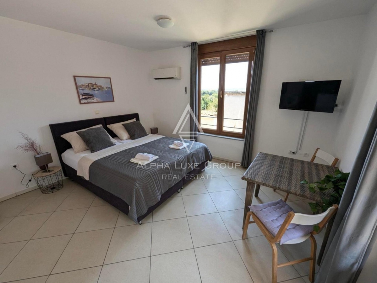 Istra, Pomer, Prostorna nepremičnina z 11 studio apartmaji blizu morja