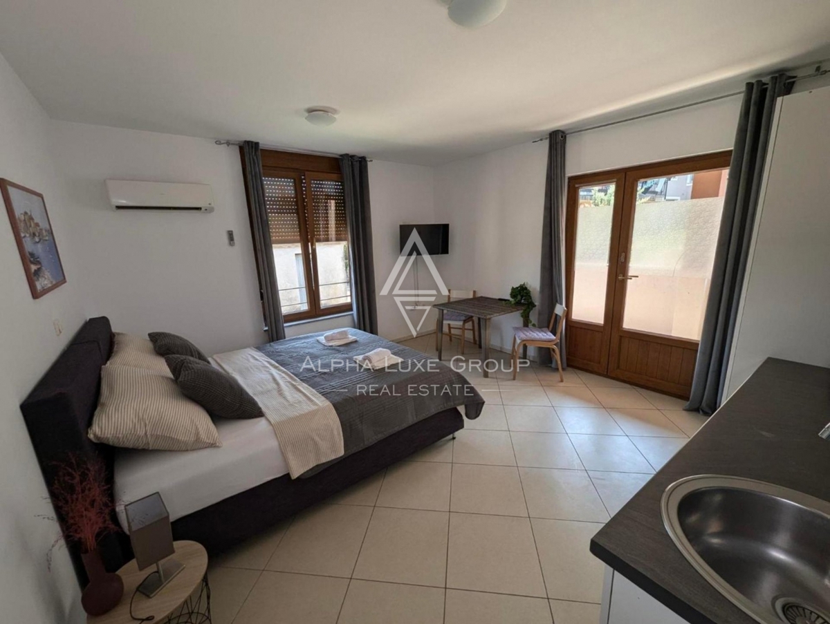Istra, Pomer, Prostorna nepremičnina z 11 studio apartmaji blizu morja
