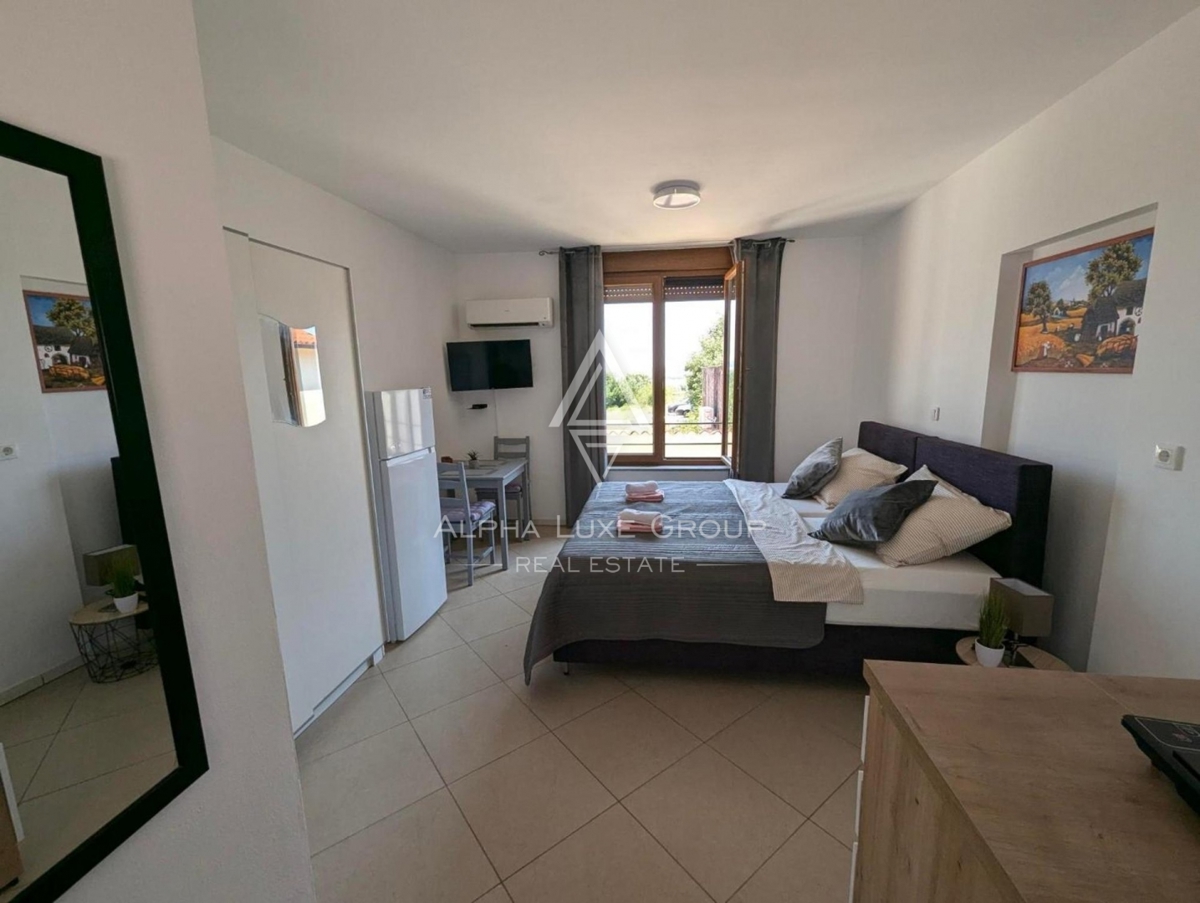 Istra, Pomer, Prostorna nepremičnina z 11 studio apartmaji blizu morja