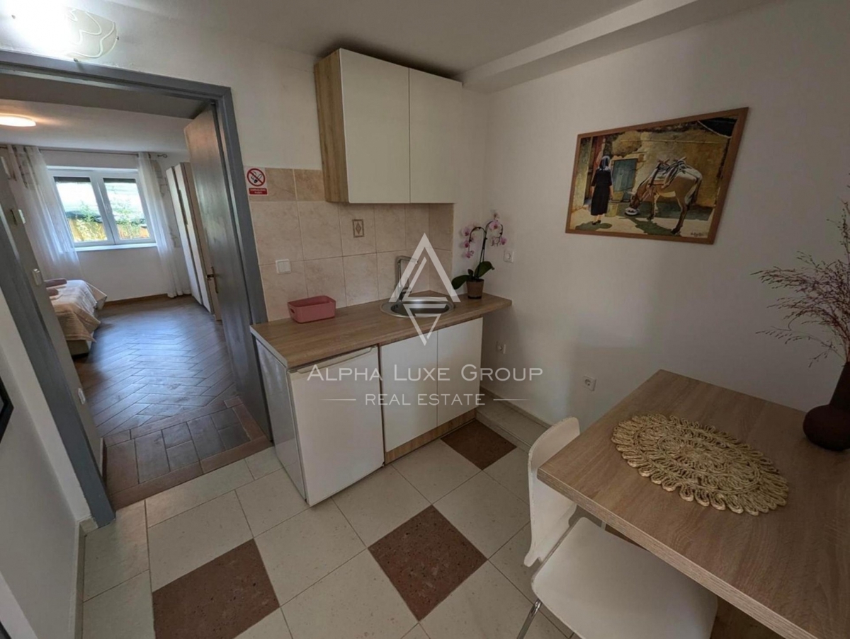 Istra, Pomer, Prostorna nepremičnina z 11 studio apartmaji blizu morja