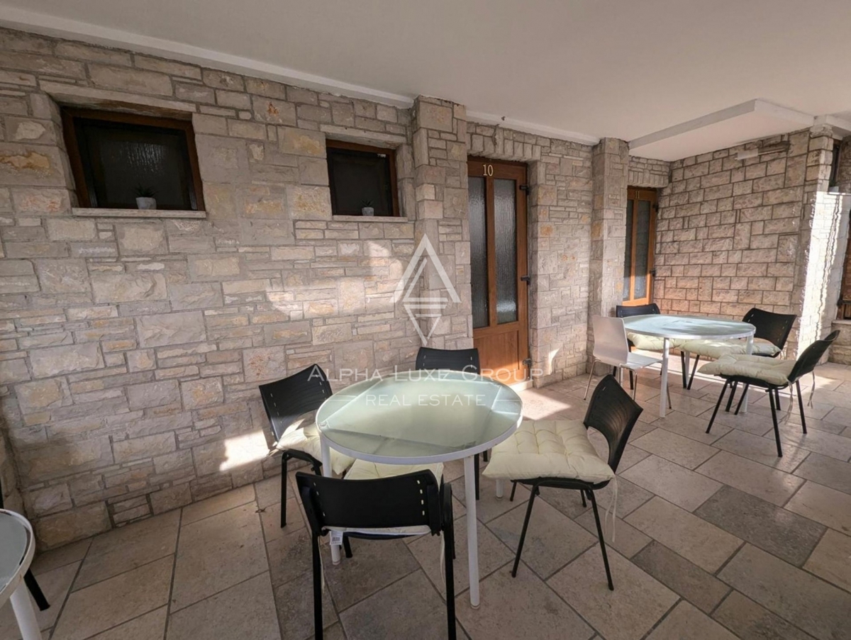 Istra, Pomer, Prostorna nepremičnina z 11 studio apartmaji blizu morja