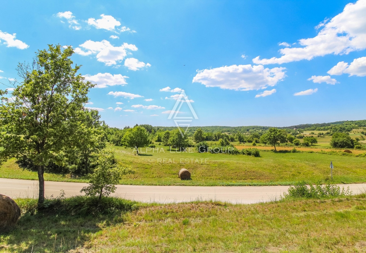 Istra, Oprtalj, Privlačno zemljišče s panoramskim razgledom in gradbenim potencialom