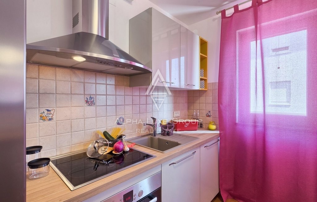 Istra, Pula-Medulin, Osupljiva vila z obsežnim bazenom in vrtom