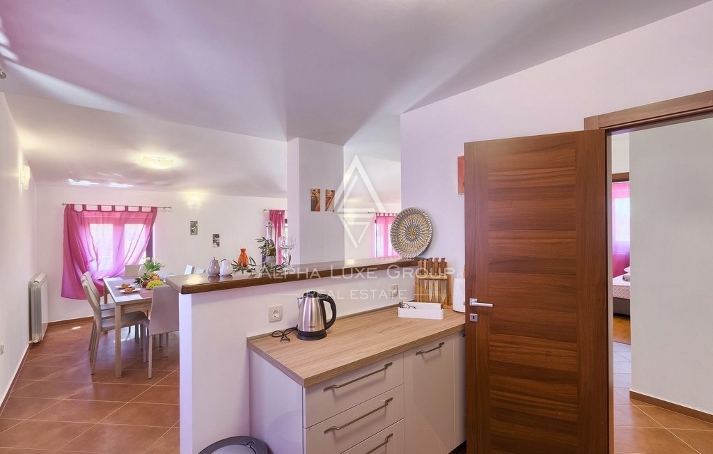Istra, Pula-Medulin, Osupljiva vila z obsežnim bazenom in vrtom