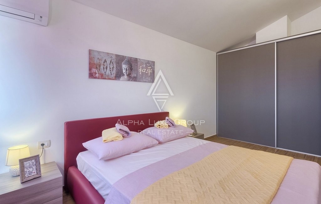 Istra, Pula-Medulin, Osupljiva vila z obsežnim bazenom in vrtom