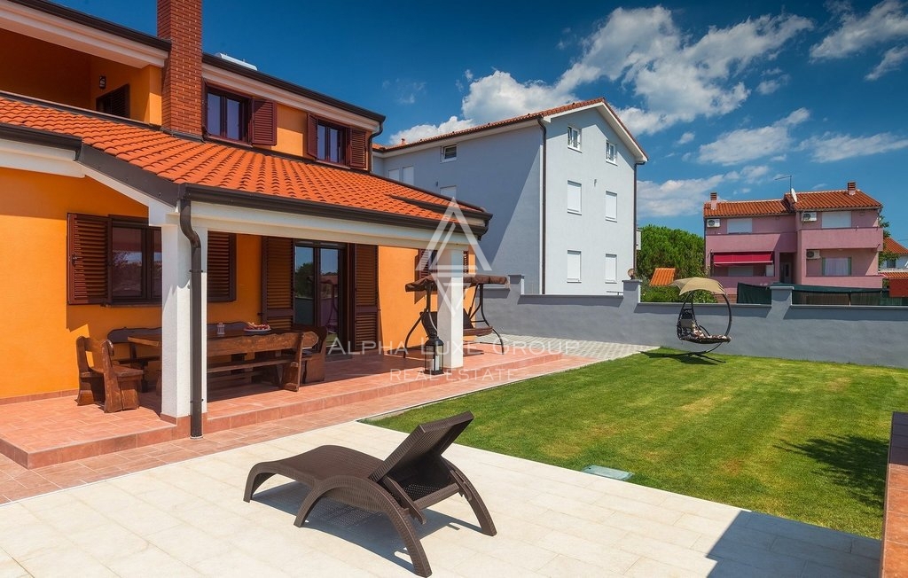 Istra, Pula-Medulin, Osupljiva vila z obsežnim bazenom in vrtom