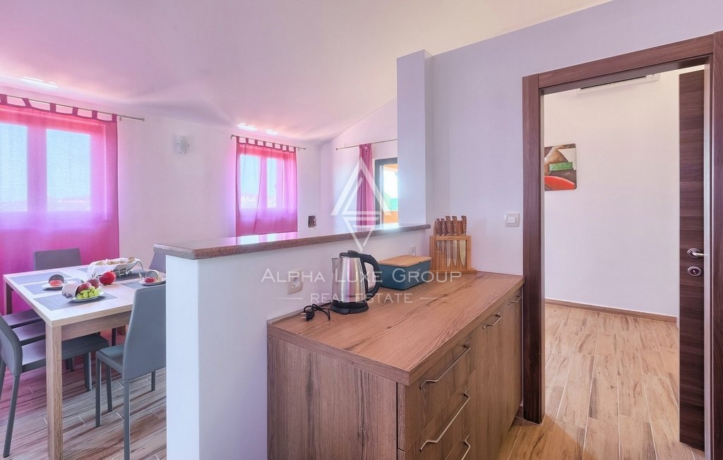 Istra, Pula-Medulin, Osupljiva vila z obsežnim bazenom in vrtom
