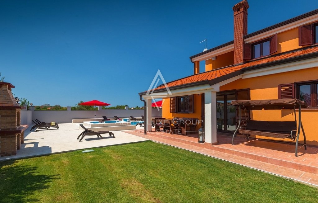 Istra, Pula-Medulin, Osupljiva vila z obsežnim bazenom in vrtom