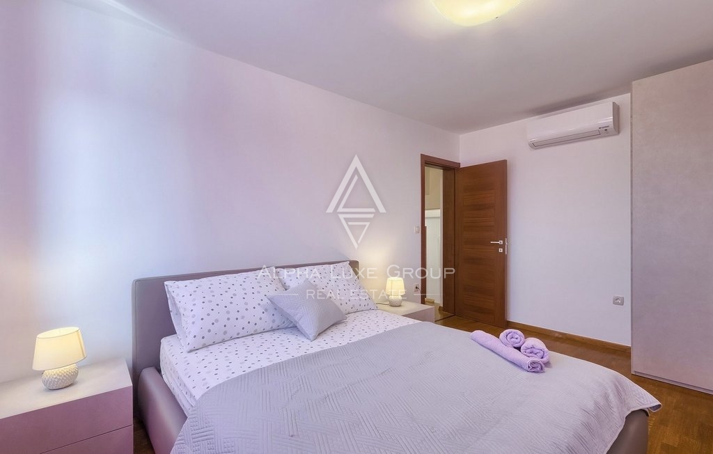 Istra, Pula-Medulin, Osupljiva vila z obsežnim bazenom in vrtom