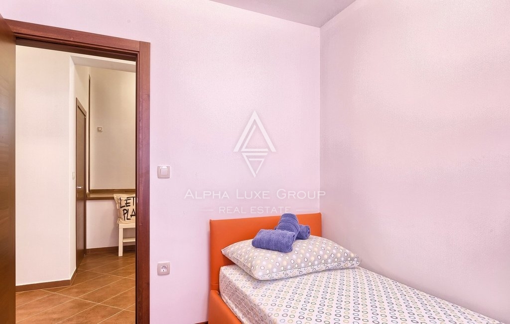 Istra, Pula-Medulin, Osupljiva vila z obsežnim bazenom in vrtom