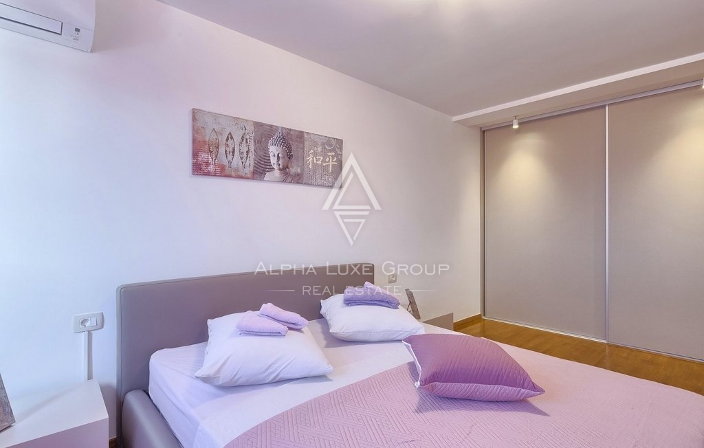 Istra, Pula-Medulin, Osupljiva vila z obsežnim bazenom in vrtom
