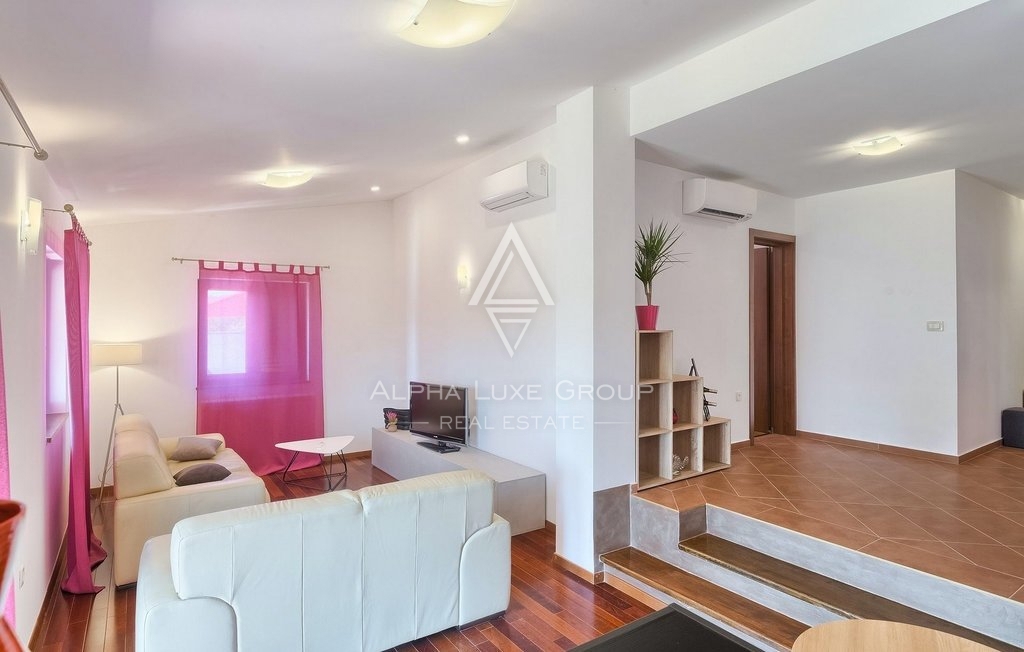 Istra, Pula-Medulin, Osupljiva vila z obsežnim bazenom in vrtom