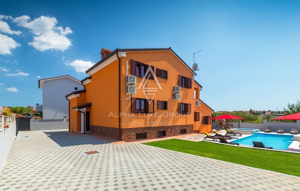 Istra, Pula-Medulin, Osupljiva vila z obsežnim bazenom in vrtom