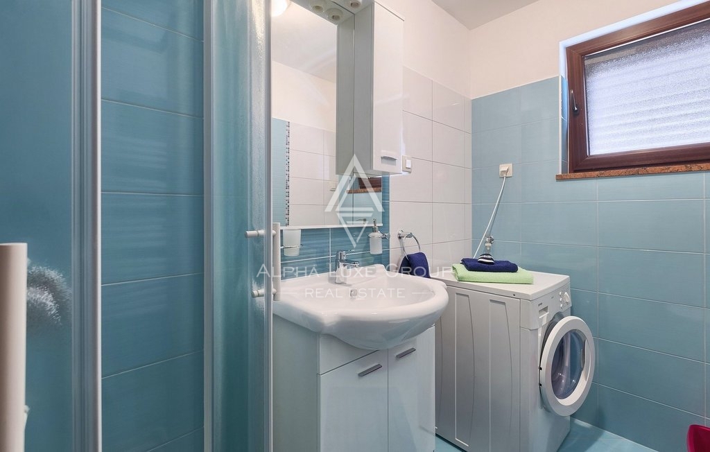 Istra, Pula-Medulin, Osupljiva vila z obsežnim bazenom in vrtom
