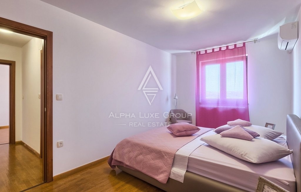 Istra, Pula-Medulin, Osupljiva vila z obsežnim bazenom in vrtom