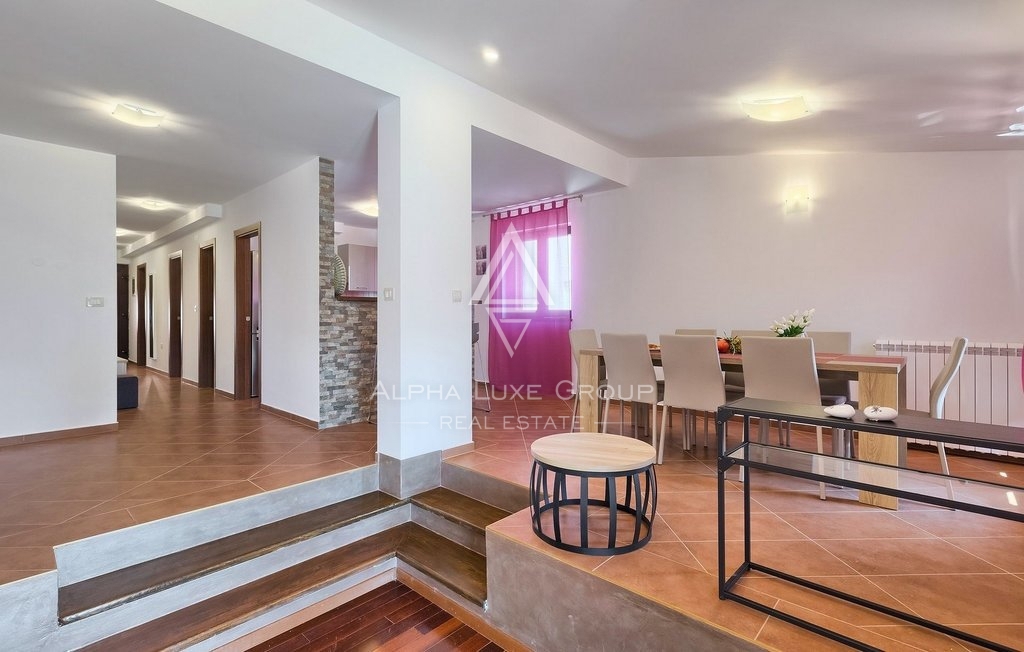 Istra, Pula-Medulin, Osupljiva vila z obsežnim bazenom in vrtom