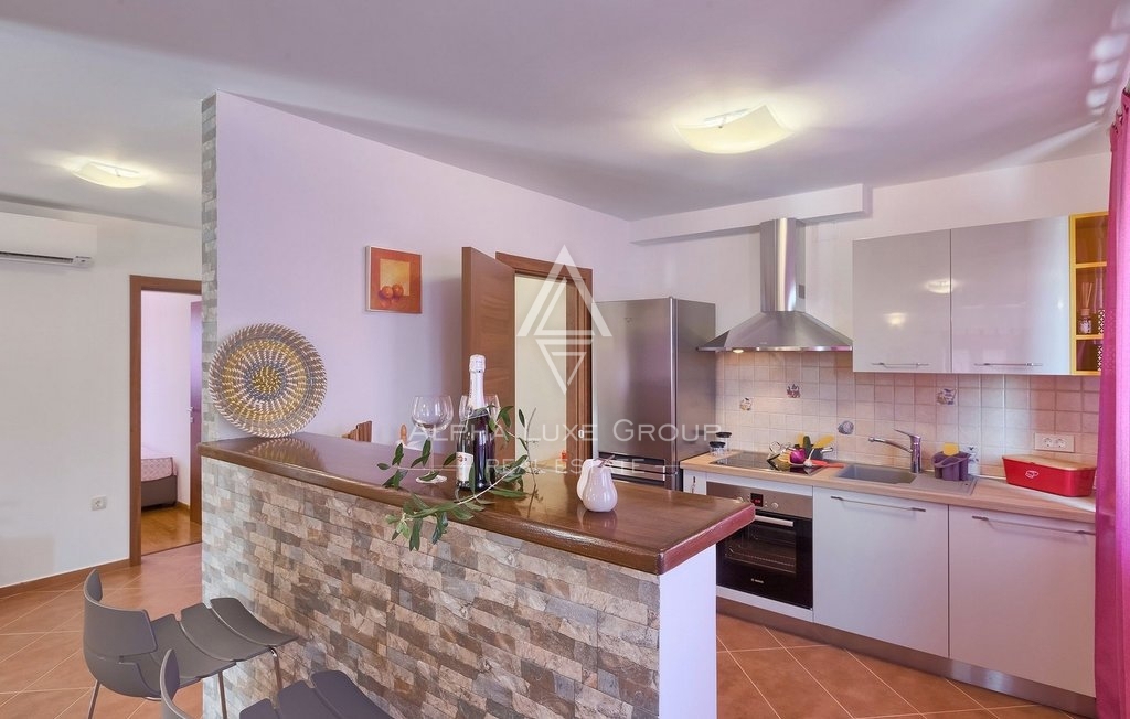 Istra, Pula-Medulin, Osupljiva vila z obsežnim bazenom in vrtom