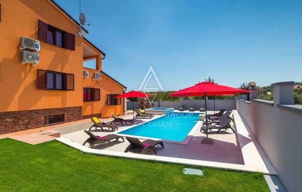 Istra, Pula-Medulin, Osupljiva vila z obsežnim bazenom in vrtom