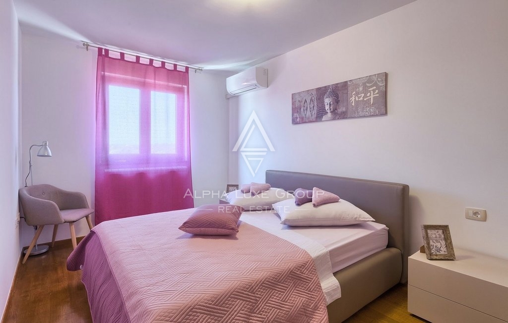 Istra, Pula-Medulin, Osupljiva vila z obsežnim bazenom in vrtom