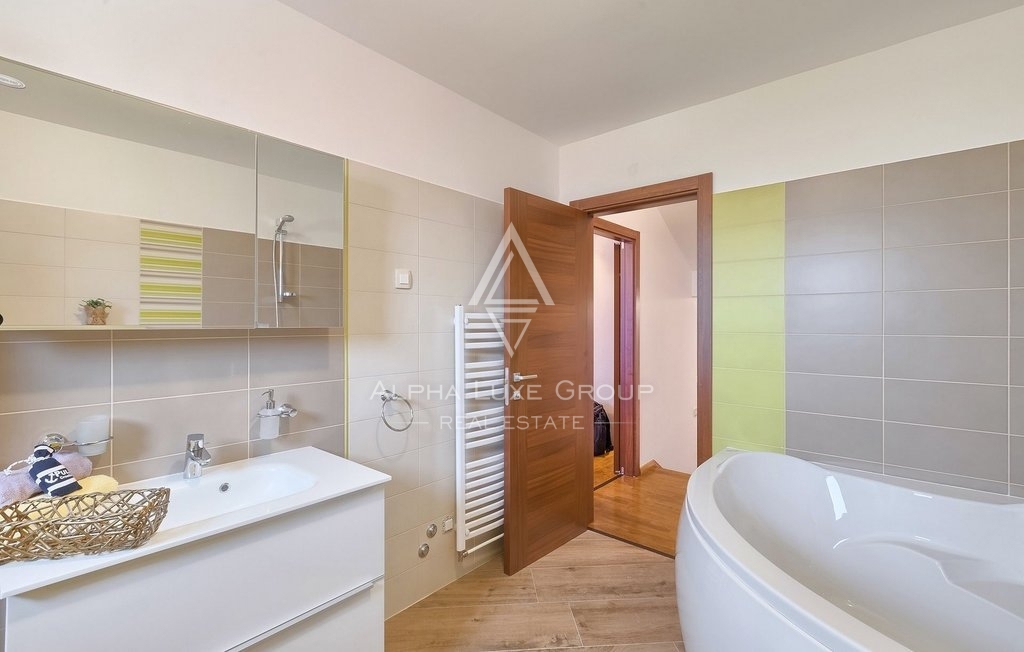 Istra, Pula-Medulin, Osupljiva vila z obsežnim bazenom in vrtom