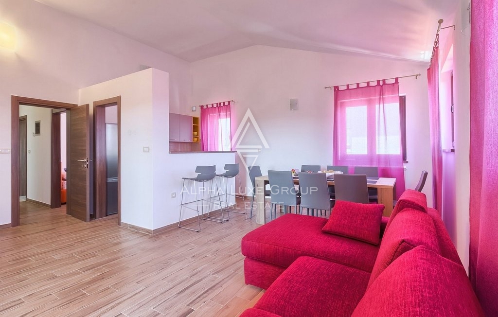 Istra, Pula-Medulin, Osupljiva vila z obsežnim bazenom in vrtom
