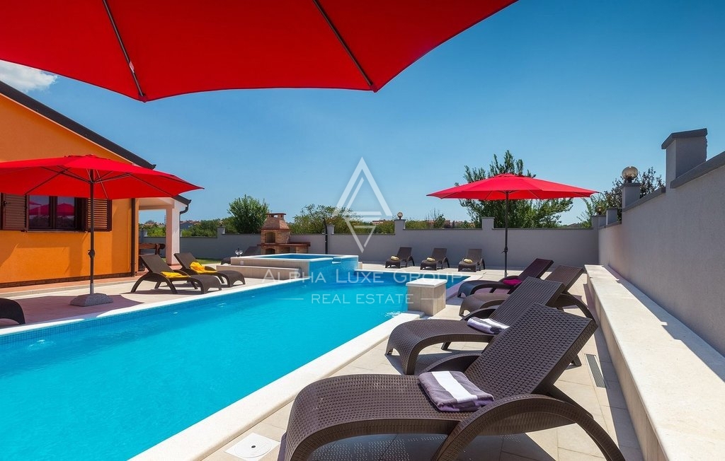 Istra, Pula-Medulin, Osupljiva vila z obsežnim bazenom in vrtom