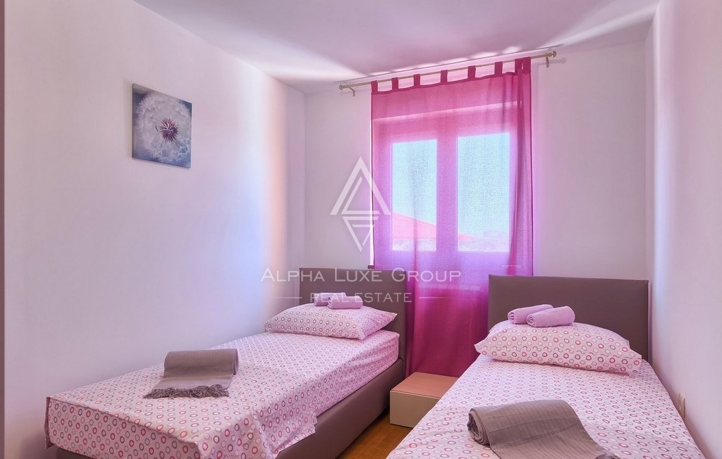 Istra, Pula-Medulin, Osupljiva vila z obsežnim bazenom in vrtom