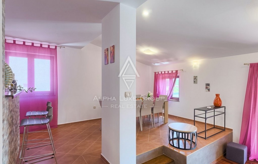 Istra, Pula-Medulin, Osupljiva vila z obsežnim bazenom in vrtom