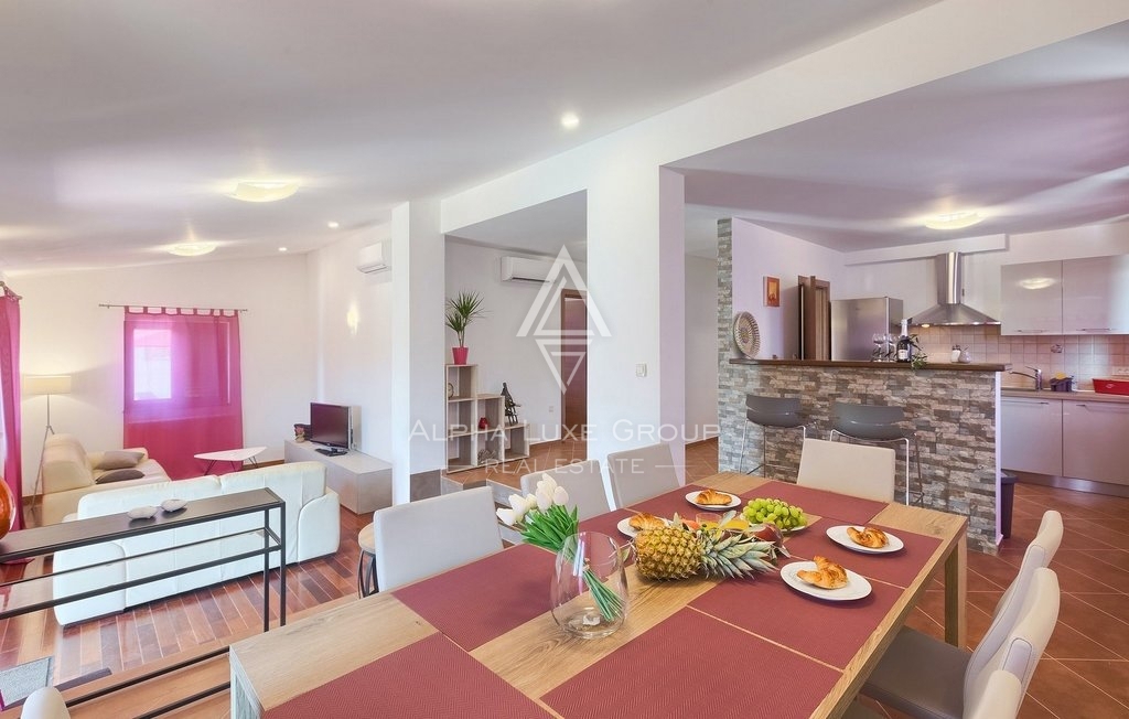 Istra, Pula-Medulin, Osupljiva vila z obsežnim bazenom in vrtom