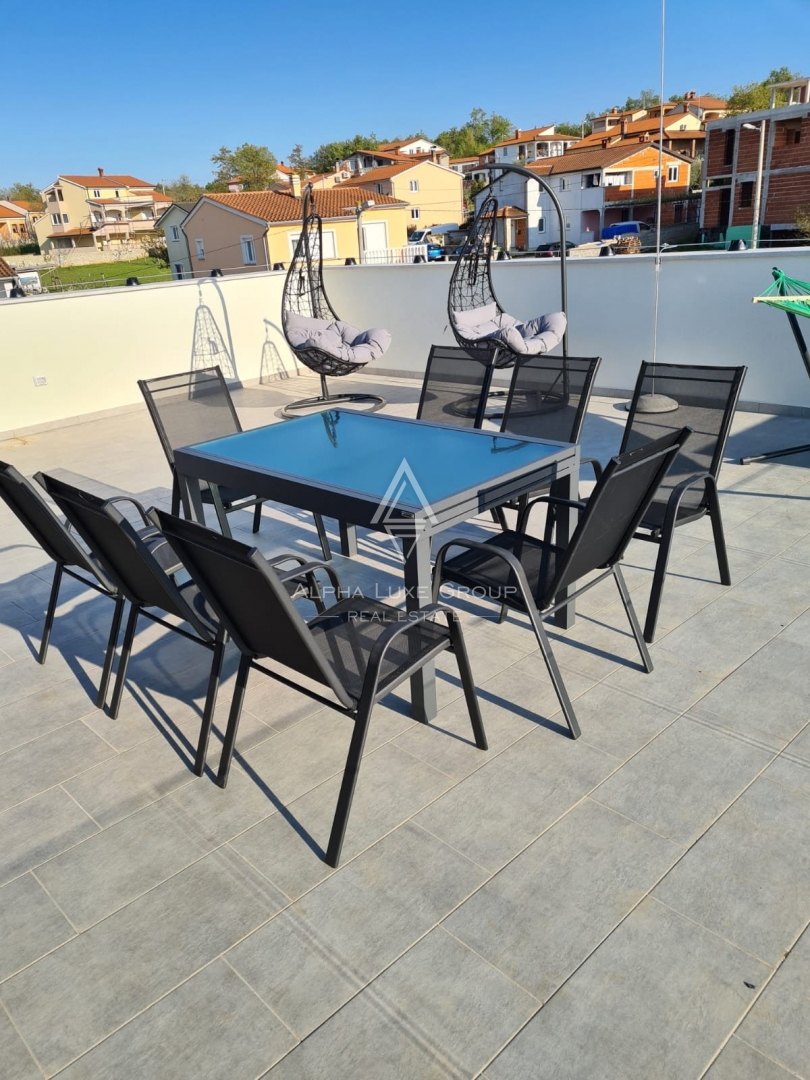 Istra, Poreč - Stilsko stanovanje na prvem nadstropju z razgledom na morje naprodaj