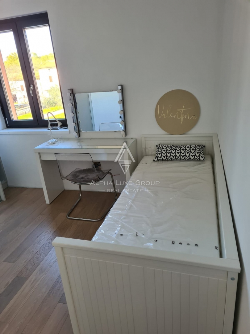 Istra, Poreč - Stilsko stanovanje na prvem nadstropju z razgledom na morje naprodaj