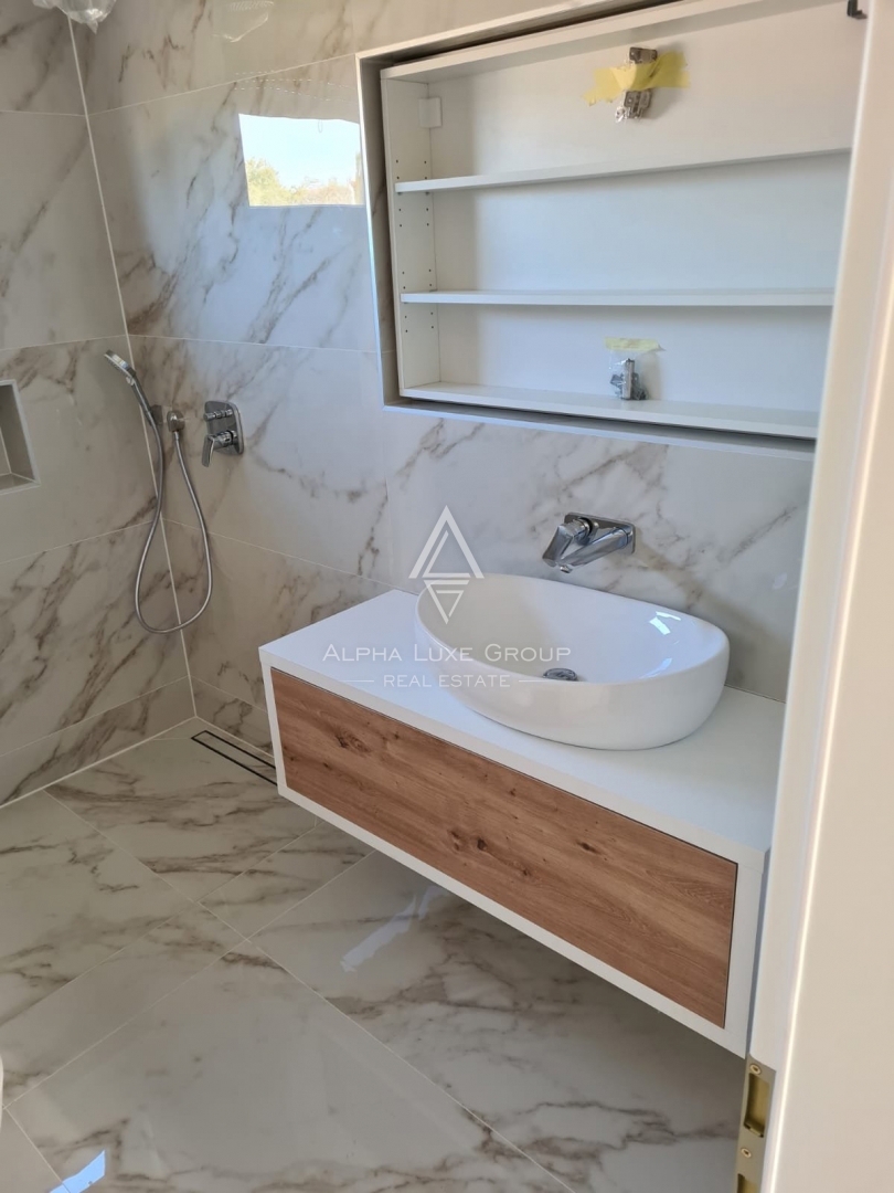 Istra, Poreč - Stilsko stanovanje na prvem nadstropju z razgledom na morje naprodaj