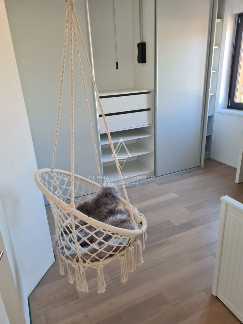 Istra, Poreč - Stilsko stanovanje na prvem nadstropju z razgledom na morje naprodaj