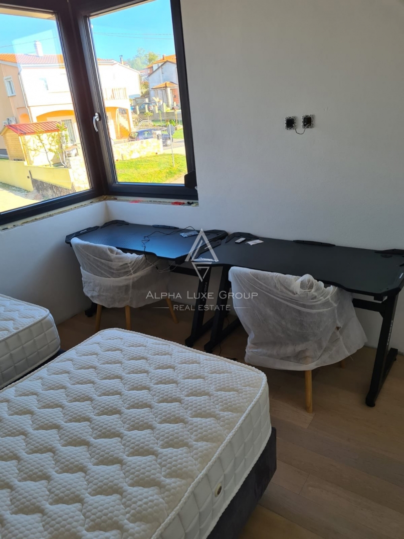 Istra, Poreč - Stilsko stanovanje na prvem nadstropju z razgledom na morje naprodaj