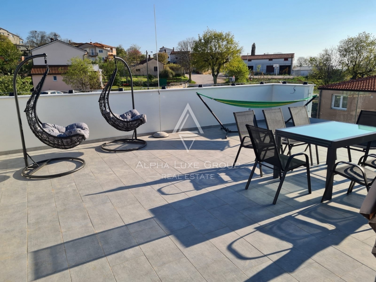 Istra, Poreč - Stilsko stanovanje na prvem nadstropju z razgledom na morje naprodaj