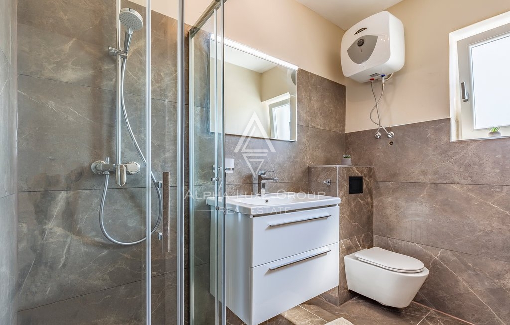Medulin - Večstanovanjska rezidenca z bazenom in prenovljenimi apartmaji