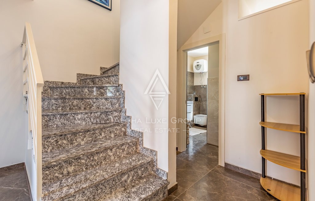 Medulin - Večstanovanjska rezidenca z bazenom in prenovljenimi apartmaji